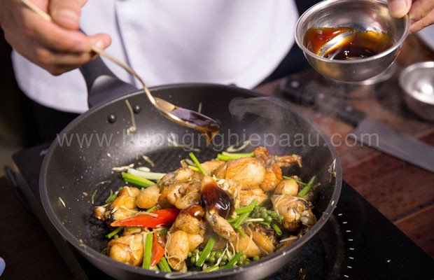 Xào thịt ếch cùng các loại gia vị để món ếch nướng ống tre thêm đậm đà