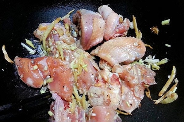 Xào thịt gà với gừng tươi trước khi nấu canh
