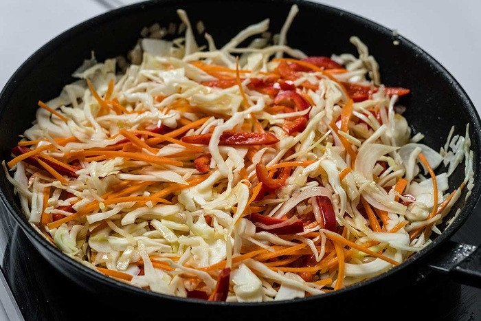 Xào thịt ức gà với rau củ đã sơ chế