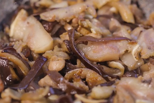 Xào thơm các nguyên liệu thịt và nấm cho món giò thủ