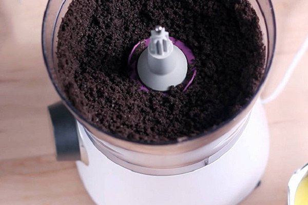 Cách Làm Bánh Cheesecake Oreo Không Cần Lò Nướng Hoàn Hảo Xay nhuyễn bánh Oreo để làm đế bánh Cheesecake Oreo giòn ngon