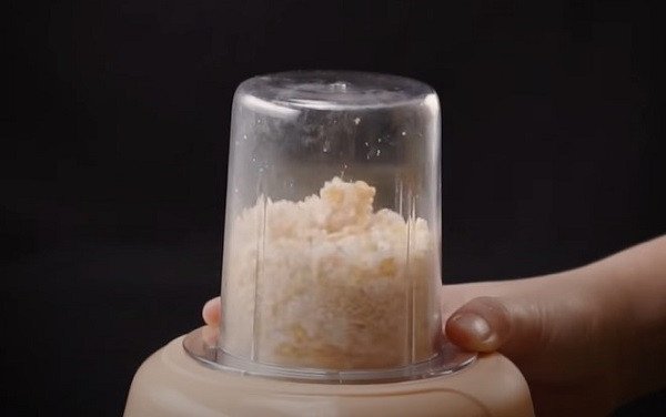 Xay nhuyễn gạo nếp và đậu xanh để làm sụn gà rang muối thơm ngon