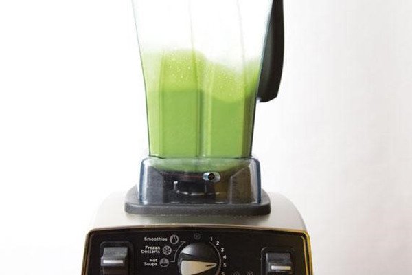 Xay nhuyễn hỗn hợp matcha đá xay trong máy xay sinh tố
