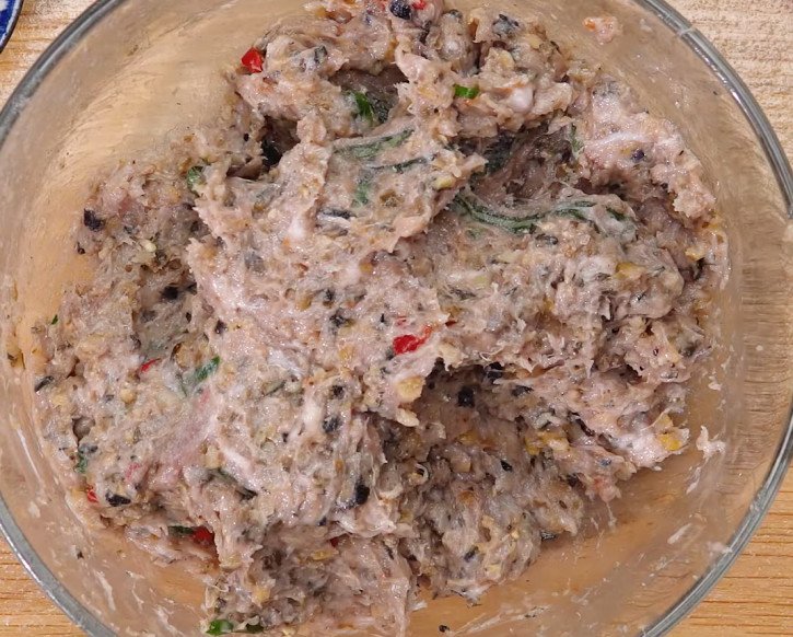 Xay thịt ốc với giò sống và thịt heo để làm nhân chả ốc lá lốt