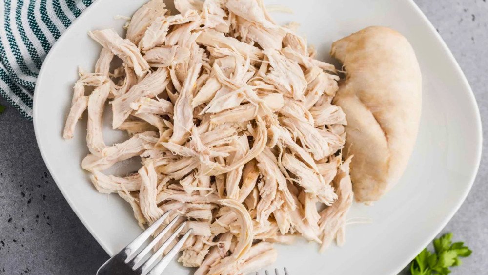 Xé sợi thịt ức gà đều tay để làm khô gà