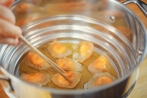 Xếp bánh bột lọc Huế đã luộc lên đĩa lá chuối