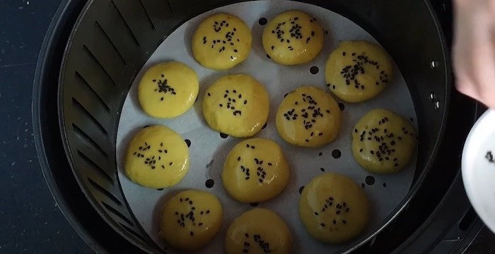 Xếp bánh khoai lang yến mạch vào nồi chiên không dầu
