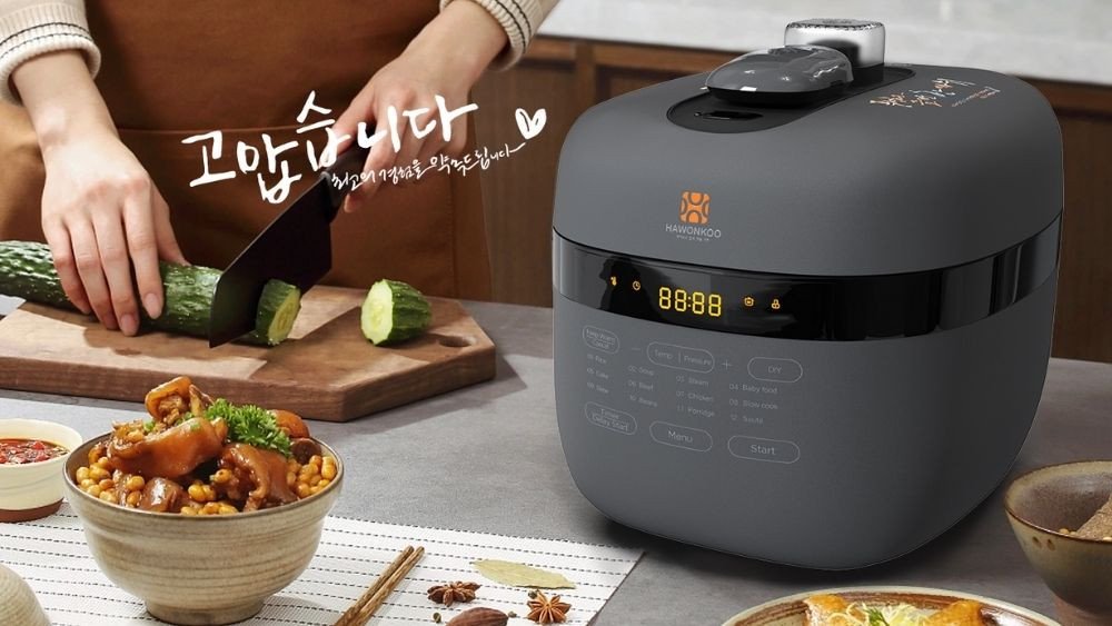 Xếp cá trắm đã ướp vào nồi áp suất điện để kho cùng gia vị