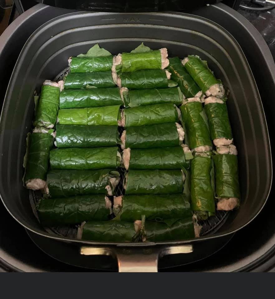 Xếp đều các miếng thịt bò cuộn lá lốt vào nồi chiên không dầu