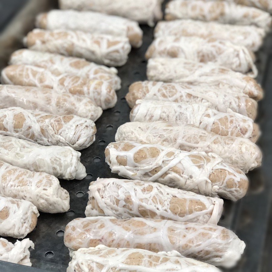 Xếp đều các miếng thịt bò cuộn mỡ chài vào nồi chiên không dầu