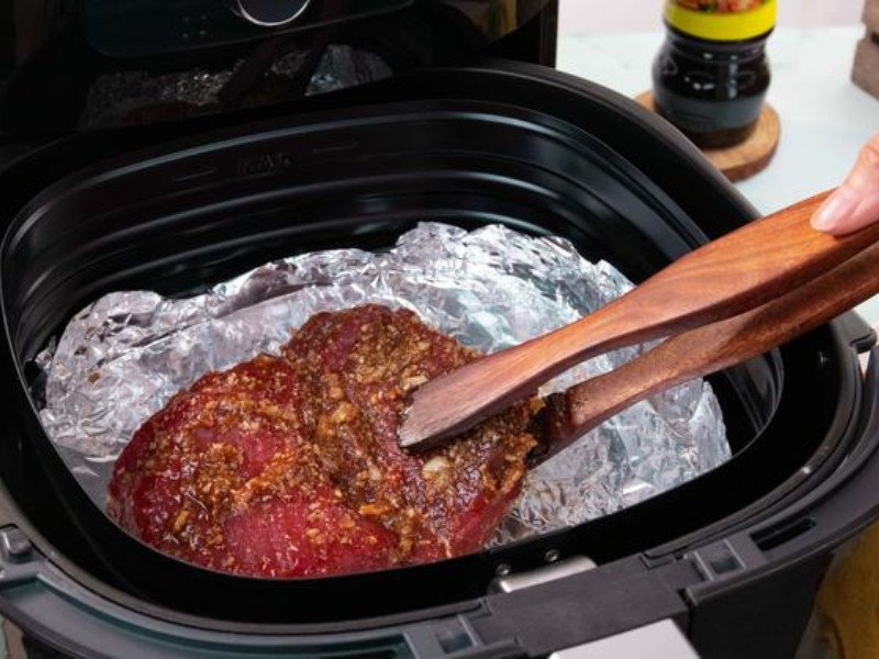 Xếp đều các miếng thịt bò vào nồi chiên