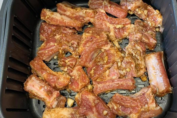 Xếp đều sườn đã ướp ngũ vị vào nồi chiên không dầu