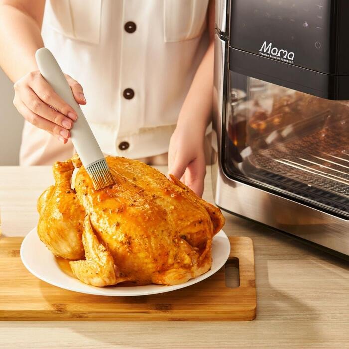 Xếp gà đã tẩm ướp vào vỉ nướng trong nồi chiên không dầu