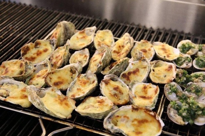 Xếp hàu nướng phô mai gọn gàng trong nồi chiên không dầu để nướng