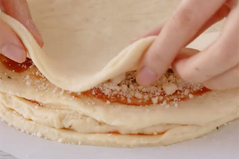 Xếp lớp bột bánh mì bông tuyết với nhân phô mai và tương cà