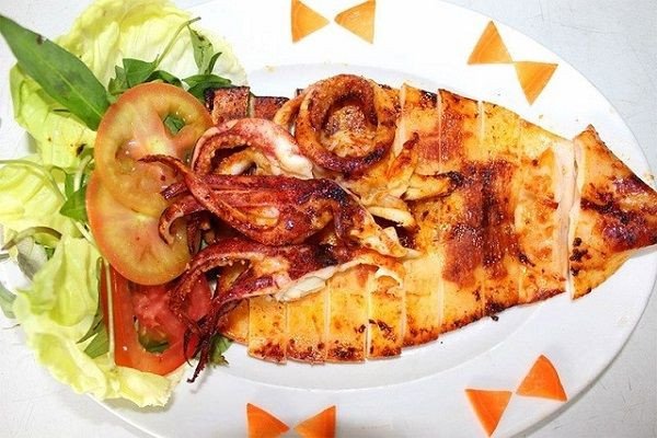 Xiên mực ống nướng muối ớt đỏ cam bắt mắt, giòn dai