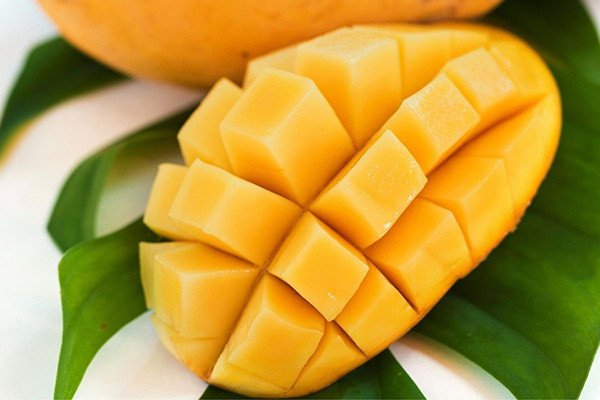 Xoài chín vàng ươm, ngọt lịm sẵn sàng cho món bingsu xoài tươi mát.