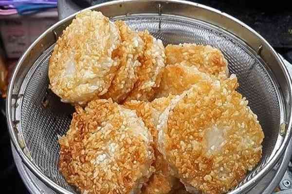 xôi chiên nhân thịt vàng giòn hấp dẫn vừa chiên xong
