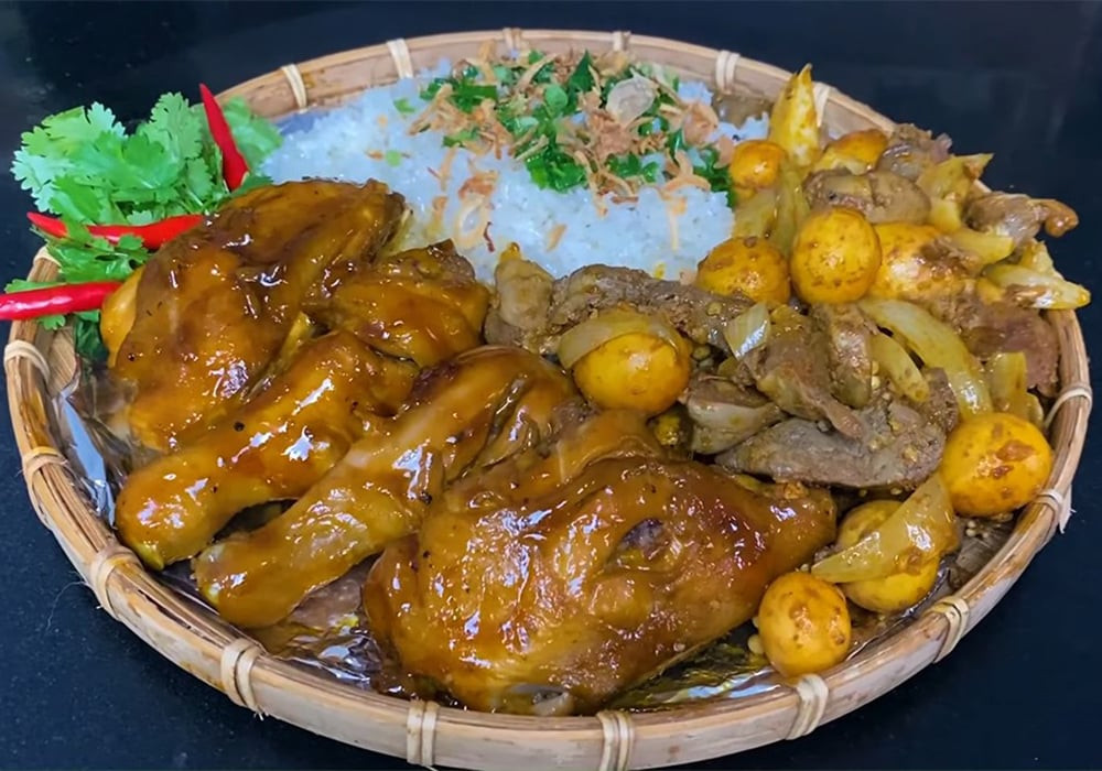 Xôi gà trứng non với những hạt trứng gà non vàng óng, lòng gà dai ngon, ăn kèm xôi nếp dẻo mềm