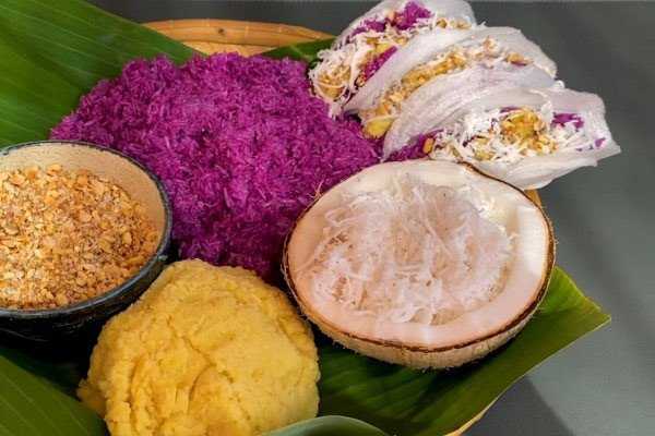 Xôi lá cẩm nước cốt dừa ăn kèm bánh tráng và đậu xanh