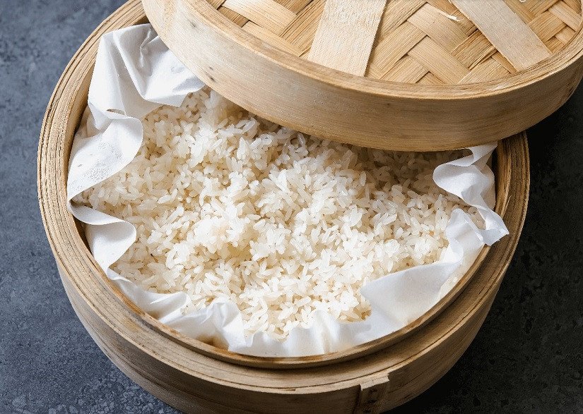 Xôi nếp đang được hấp chín tới