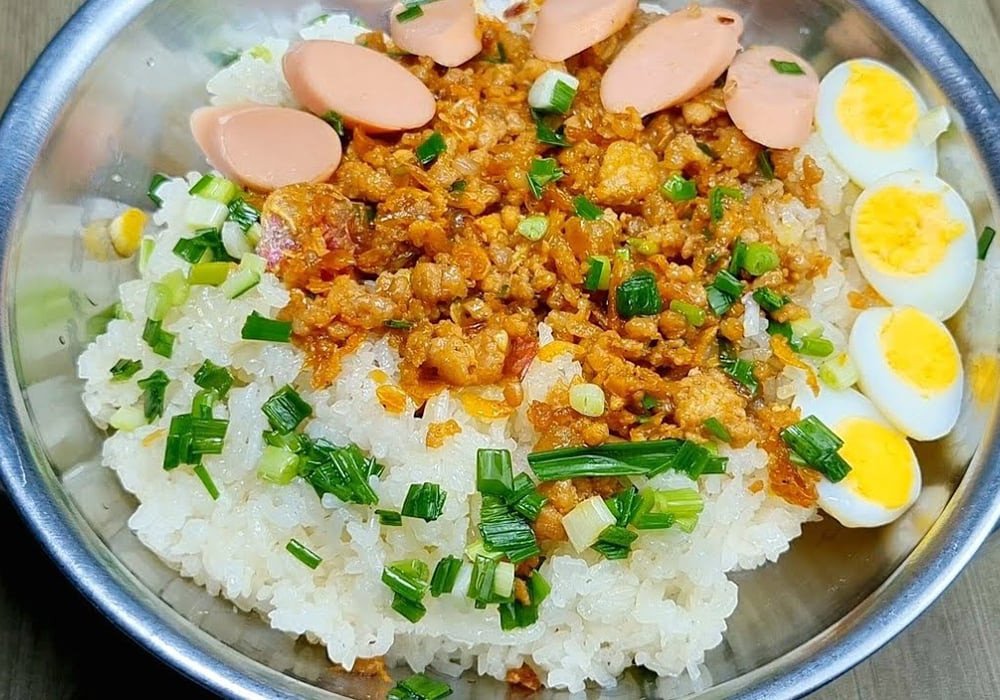 Xôi thịt băm hấp dẫn, bữa sáng no bụng