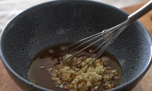 Xốt nước mắm tỏi ớt đặc trưng cho món gà chiên