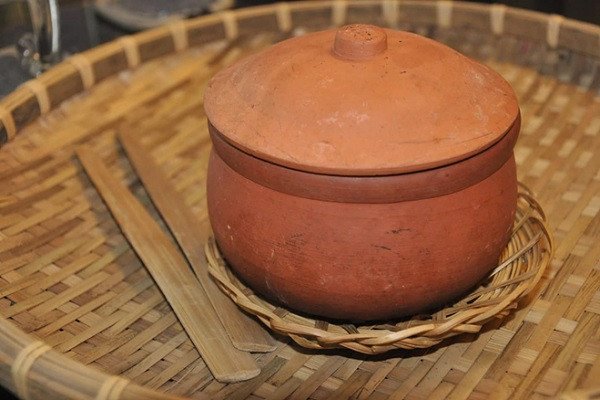 Xử lý niêu đất mới trước khi nấu cơm niêu để tăng độ bền