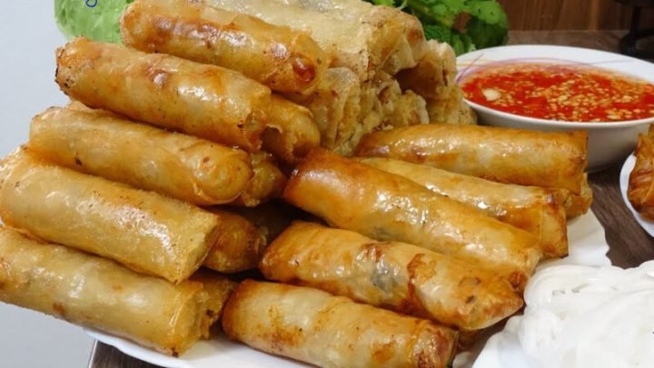 1 cuốn chả giò chiên truyền thống chứa khoảng 110kcal