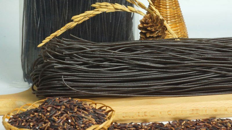 100g bún lứt đen chứa lượng calo vừa phải, phù hợp cho chế độ ăn kiêng