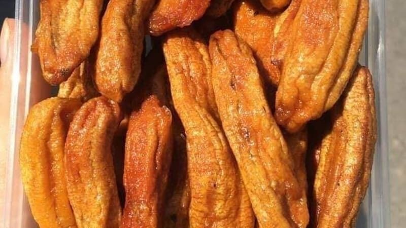 100g chuối sấy dẻo có thể chứa đến 519 calo, cho thấy mật độ năng lượng cao khi loại bỏ nước.