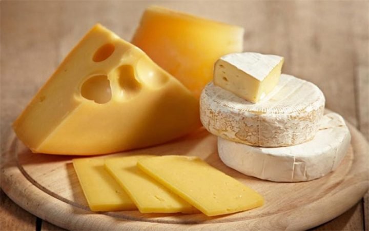 Phô Mai Sợi Bao Nhiêu Calo? Bí Quyết Ăn Chuẩn Để Giảm Cân Hiệu Quả 100g phô mai sợi Mozzarella nguyên khối và bào sợi trên thớt gỗ