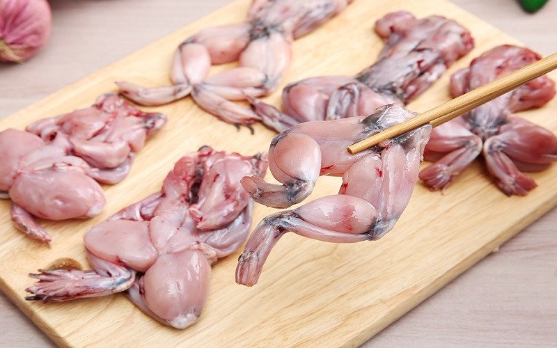100g thịt ếch chứa khoảng 375 calo, trong khi 1 đùi ếch chứa 73 calo.
