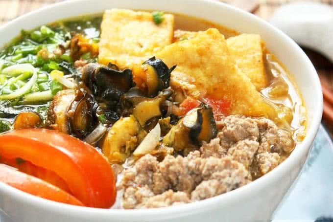 Alt text: Bát bún riêu ốc Hà Nội đầy đặn với cua, ốc, đậu phụ và rau sống tươi ngon.