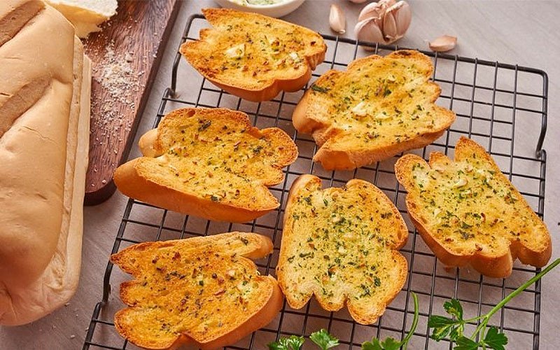 Ăn bánh mì nướng bơ tỏi điều độ giúp kiểm soát cân nặng hiệu quả