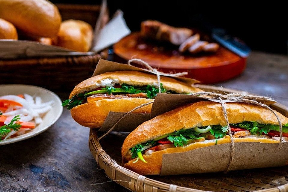 Ăn bánh mì thịt nguội và chế độ dinh dưỡng
