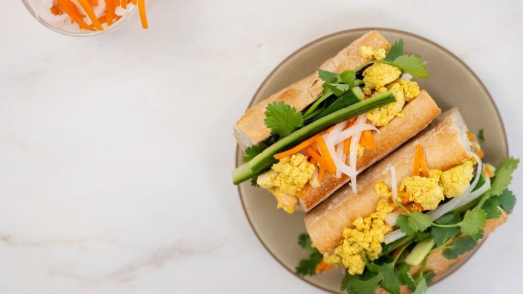 Ăn bánh mì trứng chả cần cân nhắc lượng calo tổng thể