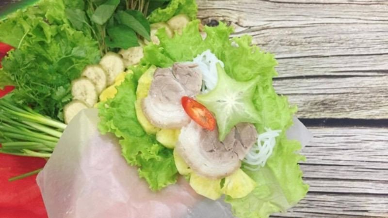 Ăn bánh tráng kết hợp thêm nhiều loại rau củ