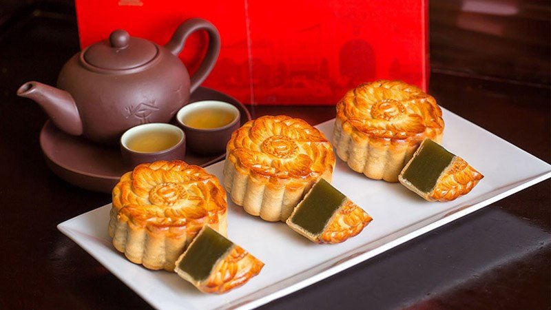 Ăn bánh trung thu từ từ từng miếng nhỏ