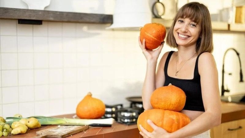 Ăn bí rợ có thể giảm cân bởi vì lượng calo cung cấp chỉ khoảng 20 kcal trong 100g bí rợ