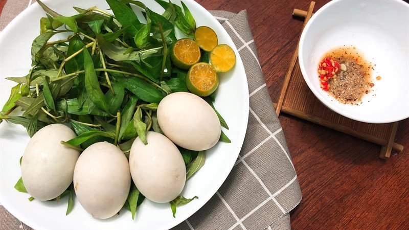 Ăn hột vịt lộn xào me có béo không