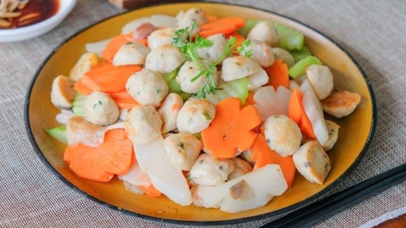 Ăn kèm nhiều rau củ khi thưởng thức cá viên chiên