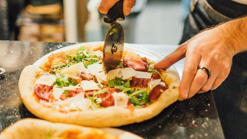 ăn pizza size nhỏ, đế mỏng