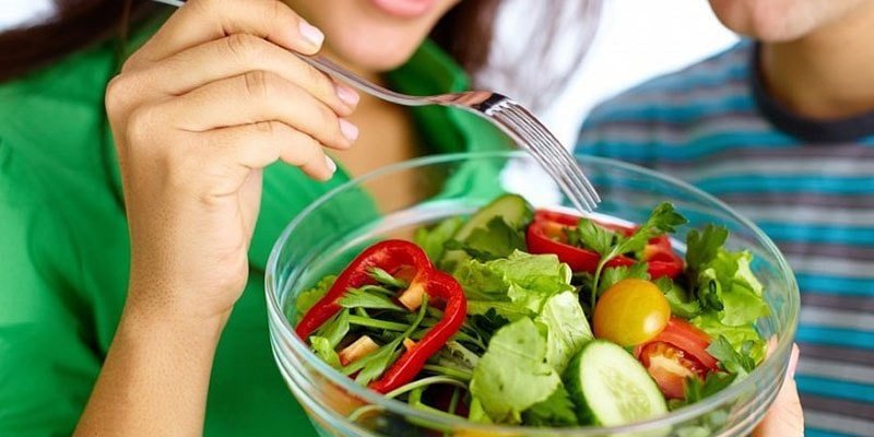 Ăn rau trước khi ăn cơm để no lâu hơn