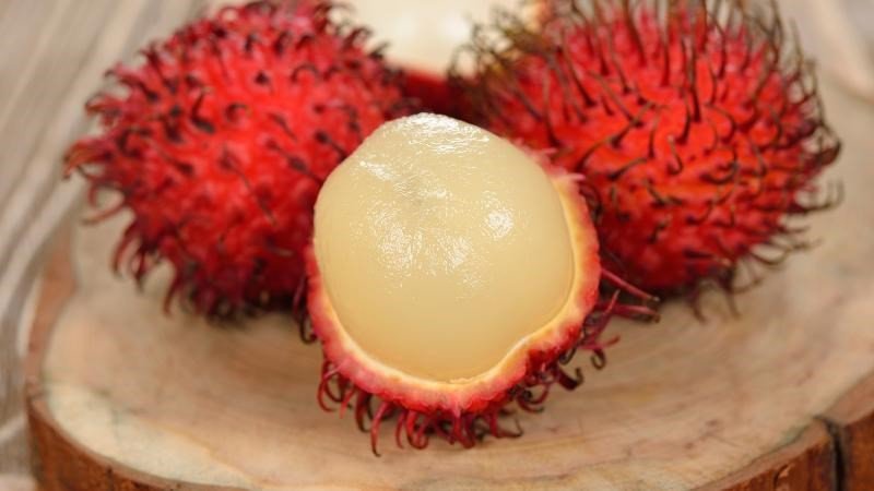 Ăn trực tiếp chôm chôm tươi ngon