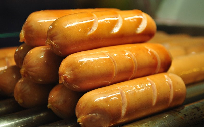 Ảnh minh họa nguy cơ béo phì nếu ăn quá nhiều xúc xích ăn liền
