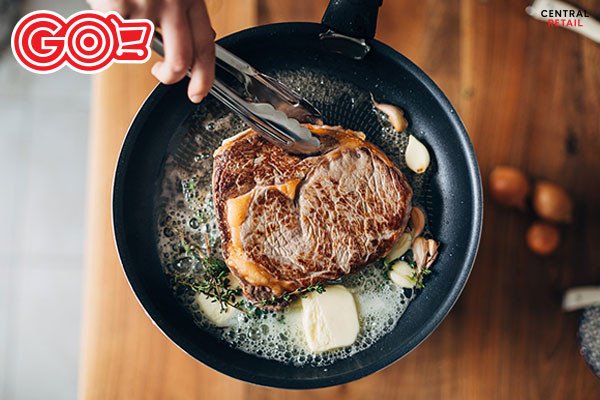 Áp chảo miếng thịt bò bít tết với bơ và tỏi