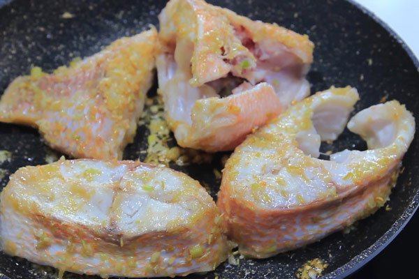 Áp chảo từng mặt cá diêu hồng giúp thịt cá săn chắc, không nát khi nấu canh cà chua.