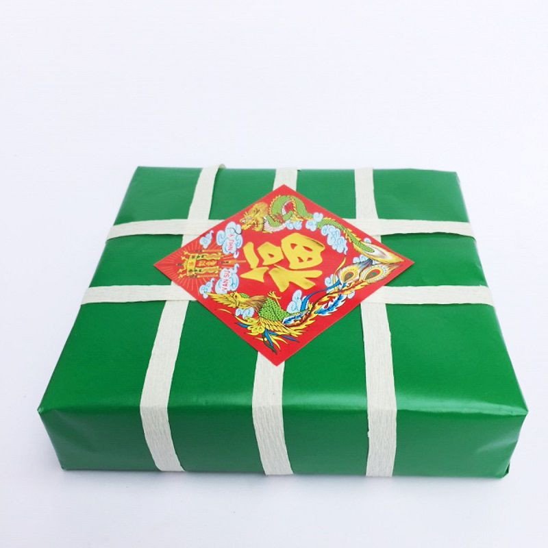 Ba mô hình bánh chưng giấy với các kích thước khác nhau cho mục đích trang trí