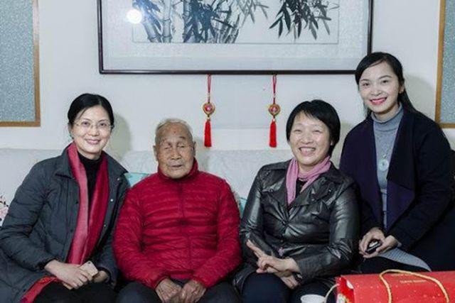 Bác sĩ Lưu vui vẻ bên con cháu